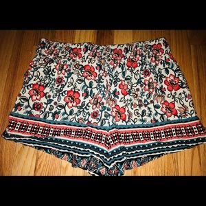 Floral elastic shorts with pockets